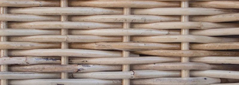 Nahaufnahme verschiedener Holzgeflecht- und Rattanmuster in warmen Naturtönen, dekorative Flechtstruktur für Möbel und Outdoor.