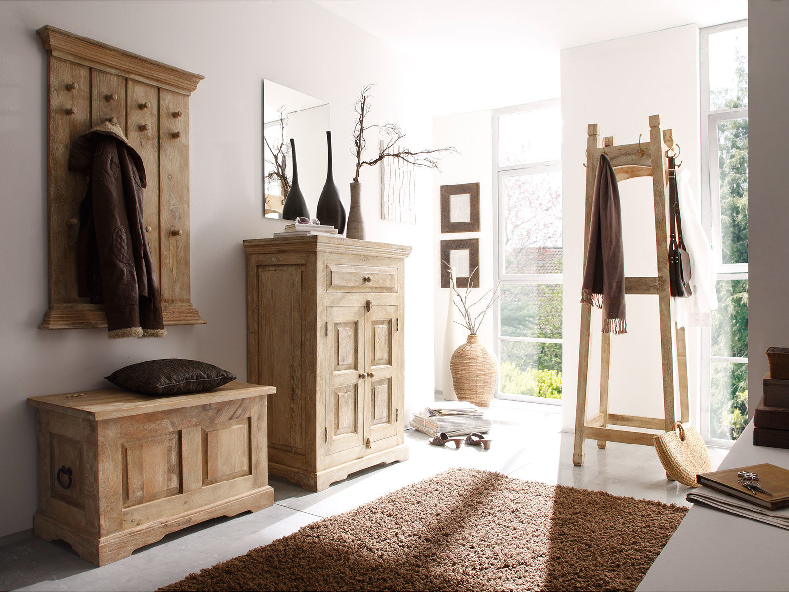 Schrank Patina lackiertes Mango-Holz natur, 2-türig 75×190×44 cm, 45° Wohnbeispiel-Ansicht als Flurschrank im Ambiente