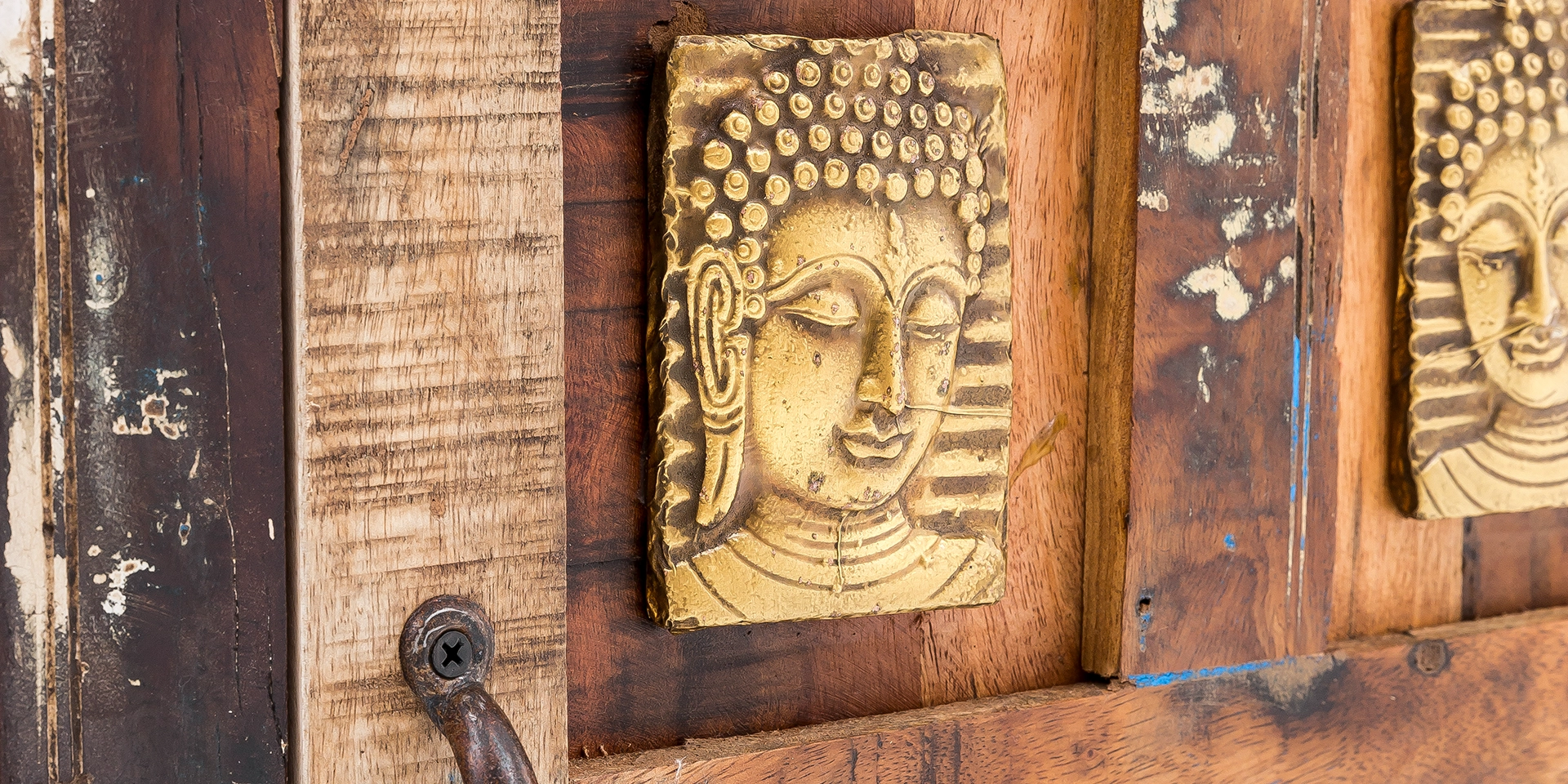 Detailaufnahme des Möbelstücks Sumana: Holzmaserung, Kante und matte Oberfläche in warmen Naturtönen, präzise Verarbeitung.