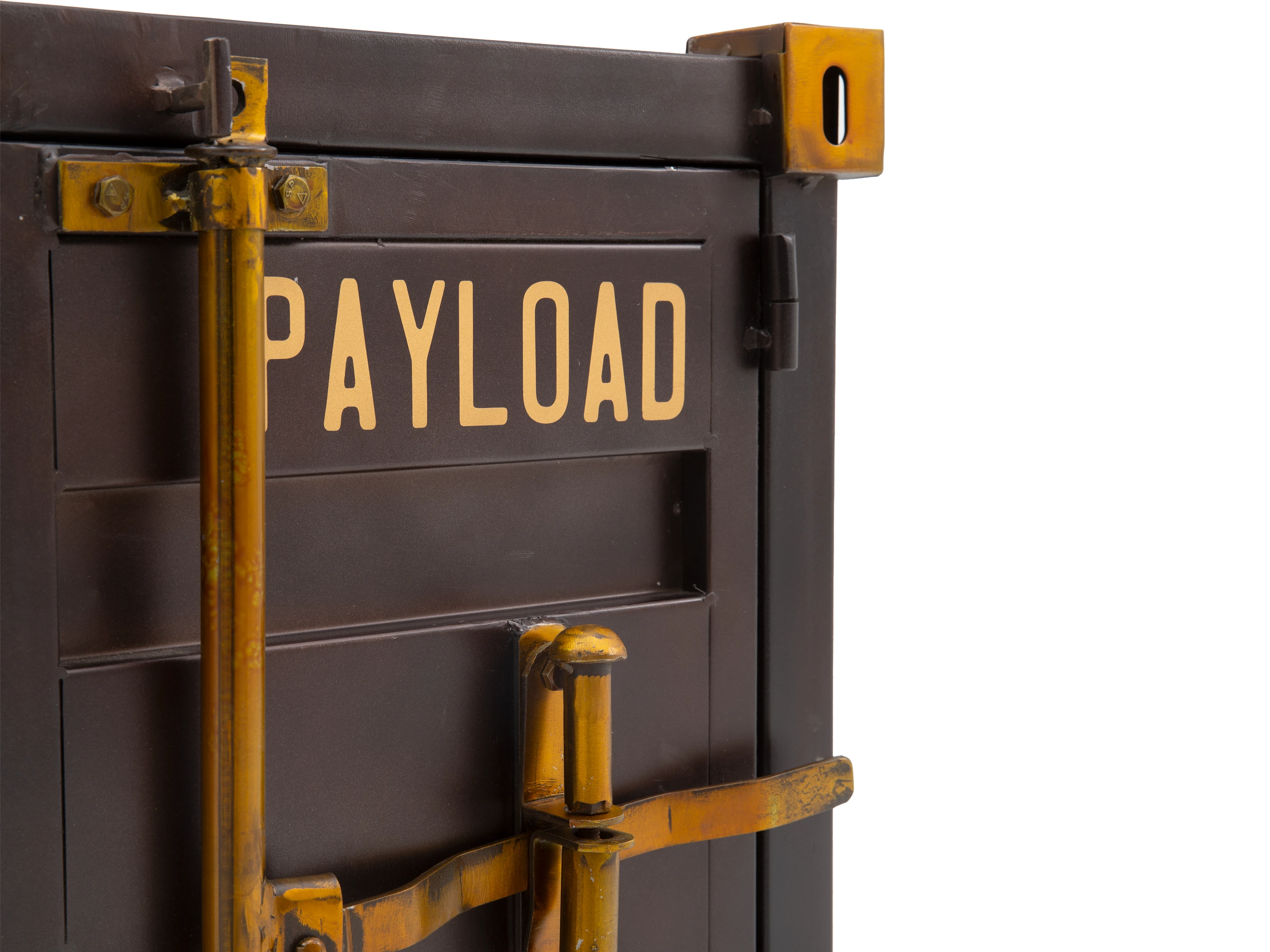 Freisteller-Detailansicht des Beistelltischs Cargon: lackierte Mango-Holz-Front in Braun mit gelbem Metall-Türverschluss und „PAYLOAD“-Aufdruck (Frontansicht)
