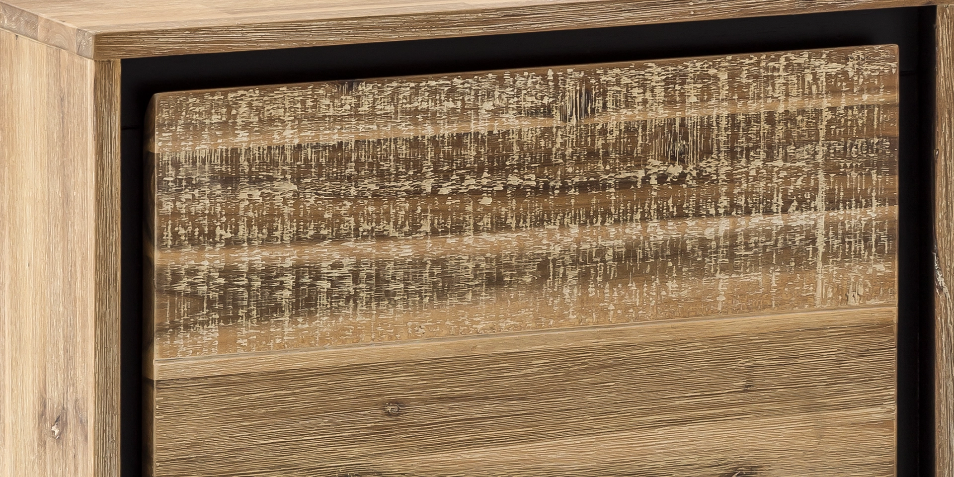 Detailaufnahme Tischkante 'Jolo' aus geöltem Holz, warme Holzmaserung, matte Naturoberfläche, feine Fase, rustikales Möbel.