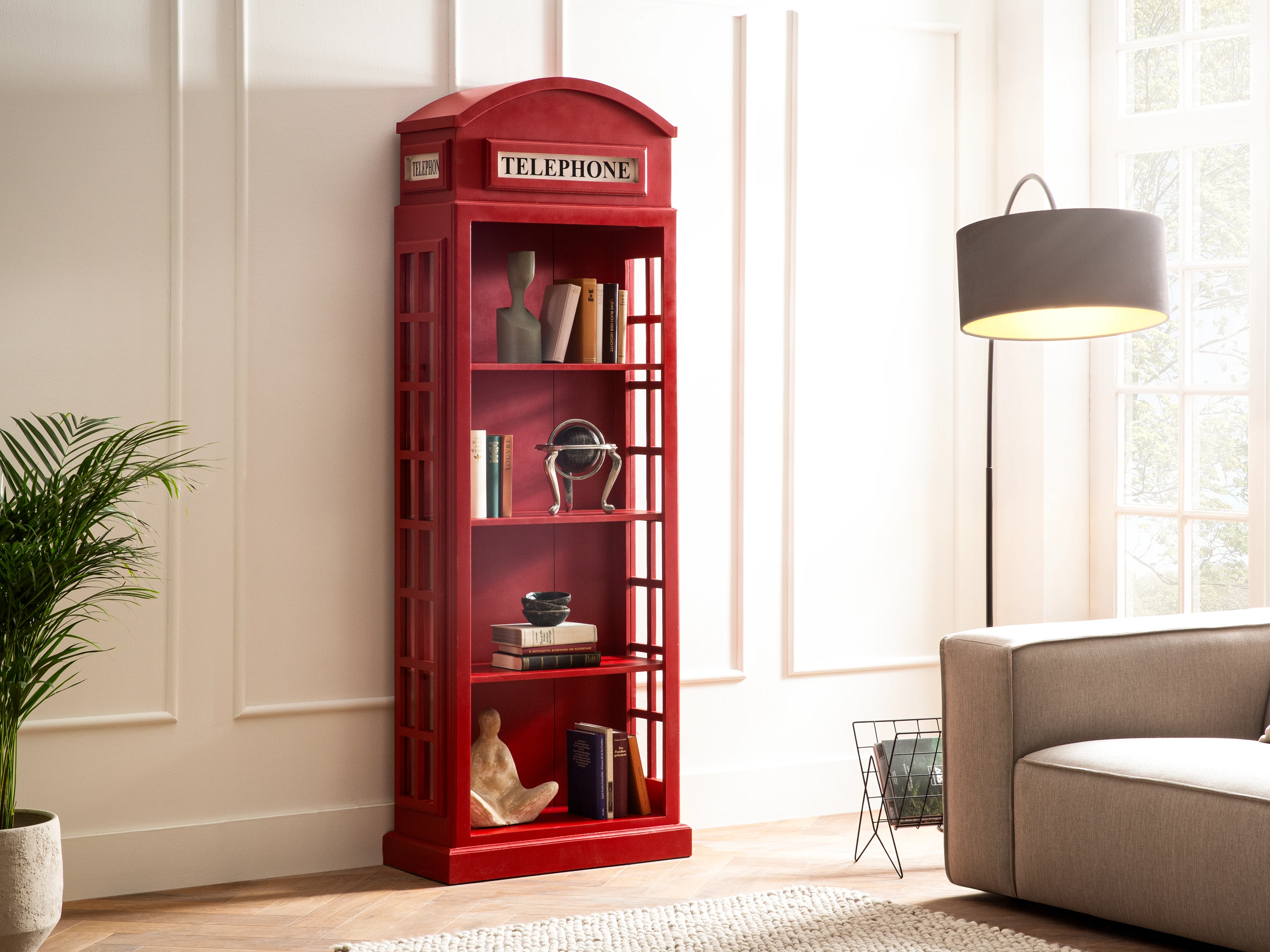 Wohnbeispiel: Bücherregal Telefonzelle (rot, lackiertes Holz), 72×205×32 cm, 4 offene Fächer, 45°-Ansicht