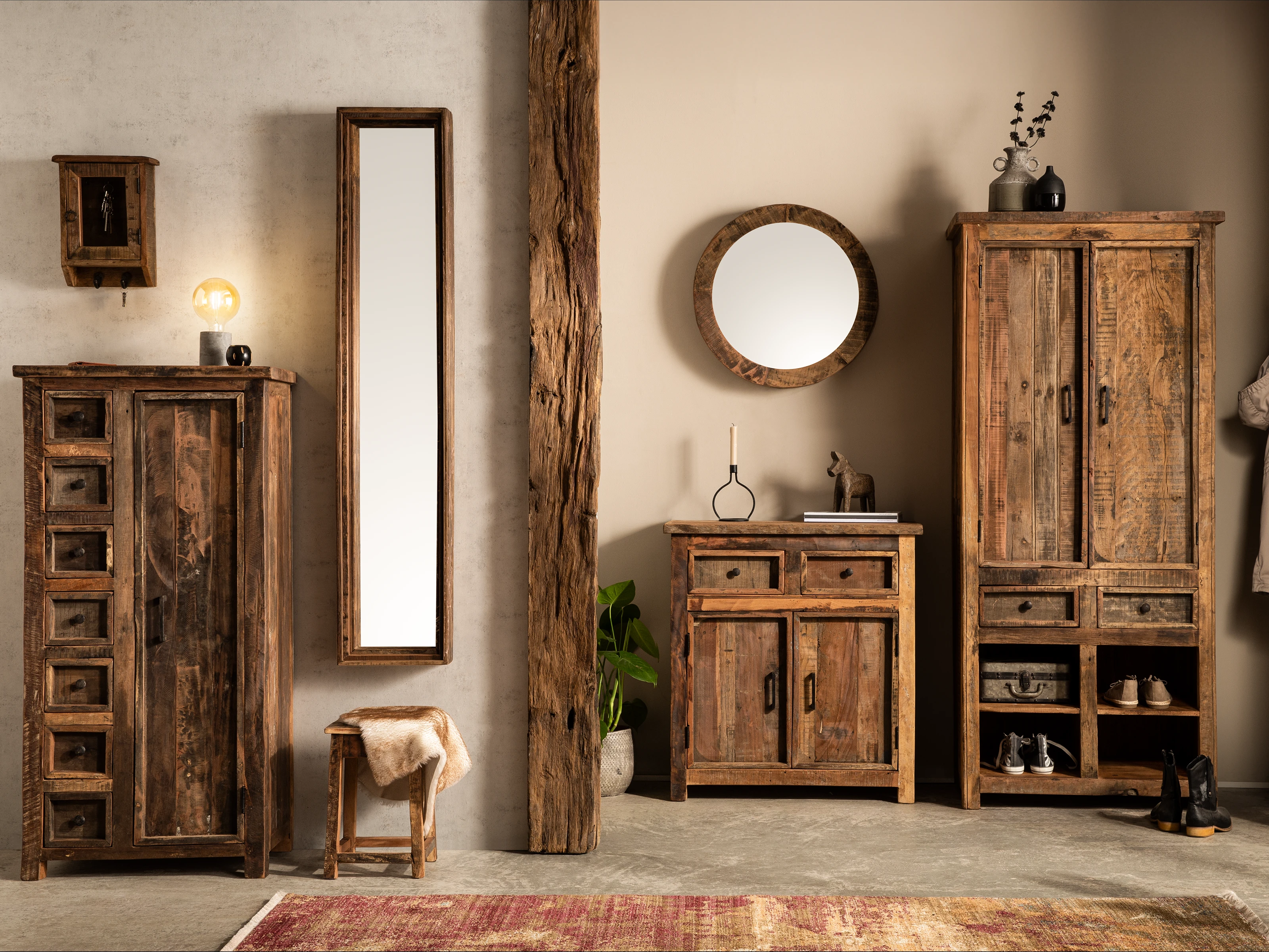 Sumatra Holzdielen im Flur – warme, natürliche Holzoptik mit sichtbarer Maserung in modernem, stimmungsvollem Ambiente