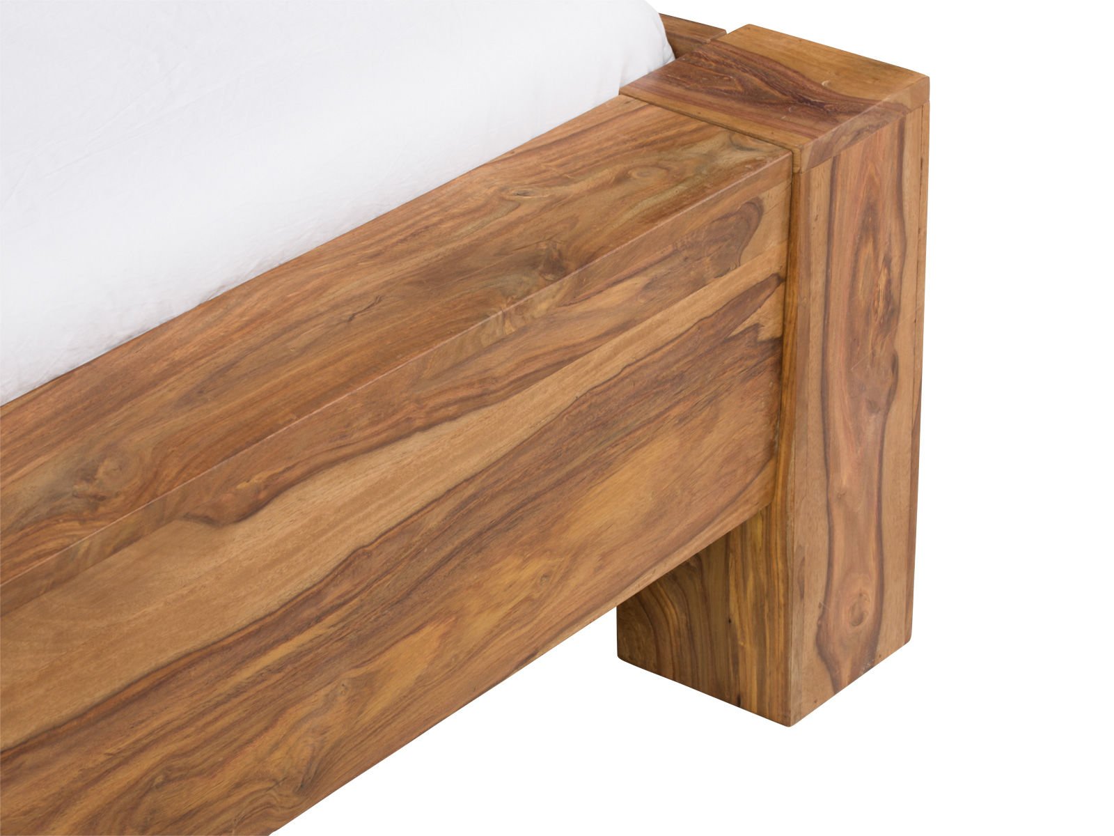 Detailaufnahme eines massiven Balkenbetts aus Naturholz mit sichtbarer Holzmaserung und handwerklicher Balkenkonstruktion.