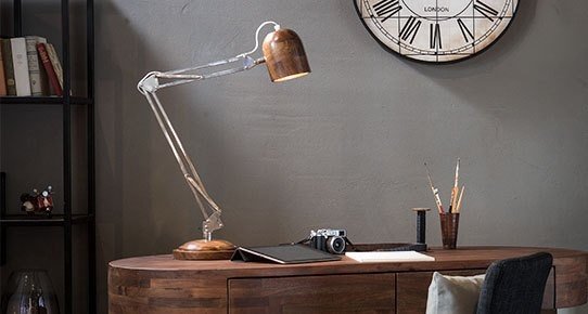 Banner: 'Wissenswertes – Übersicht Ratgeber' in klarer weißer Schrift auf warmem Holz-Hintergrund – Info-Übersicht zu Möbeln und Holzpflege.