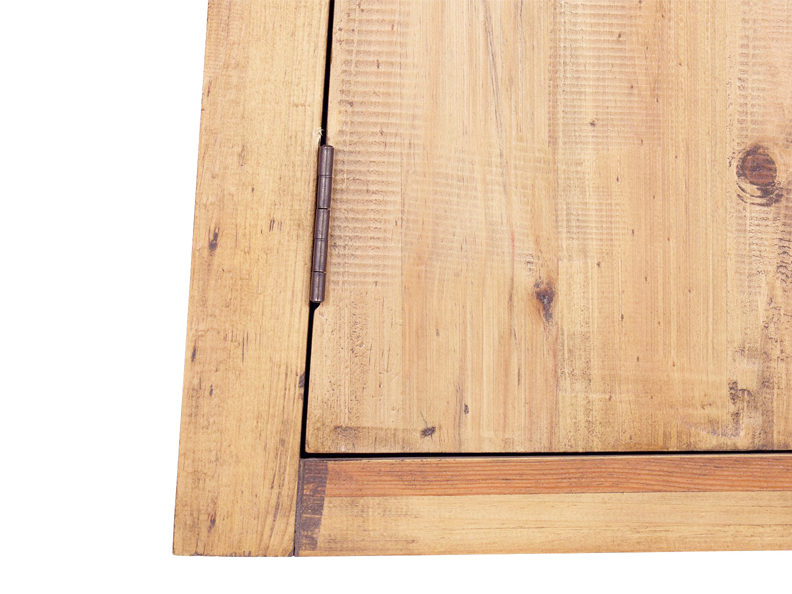 Detail-Freisteller Scharnier und lackierte Pinienholz-Oberfläche des braunen Hängeschranks „Rangun“, linke Türansicht