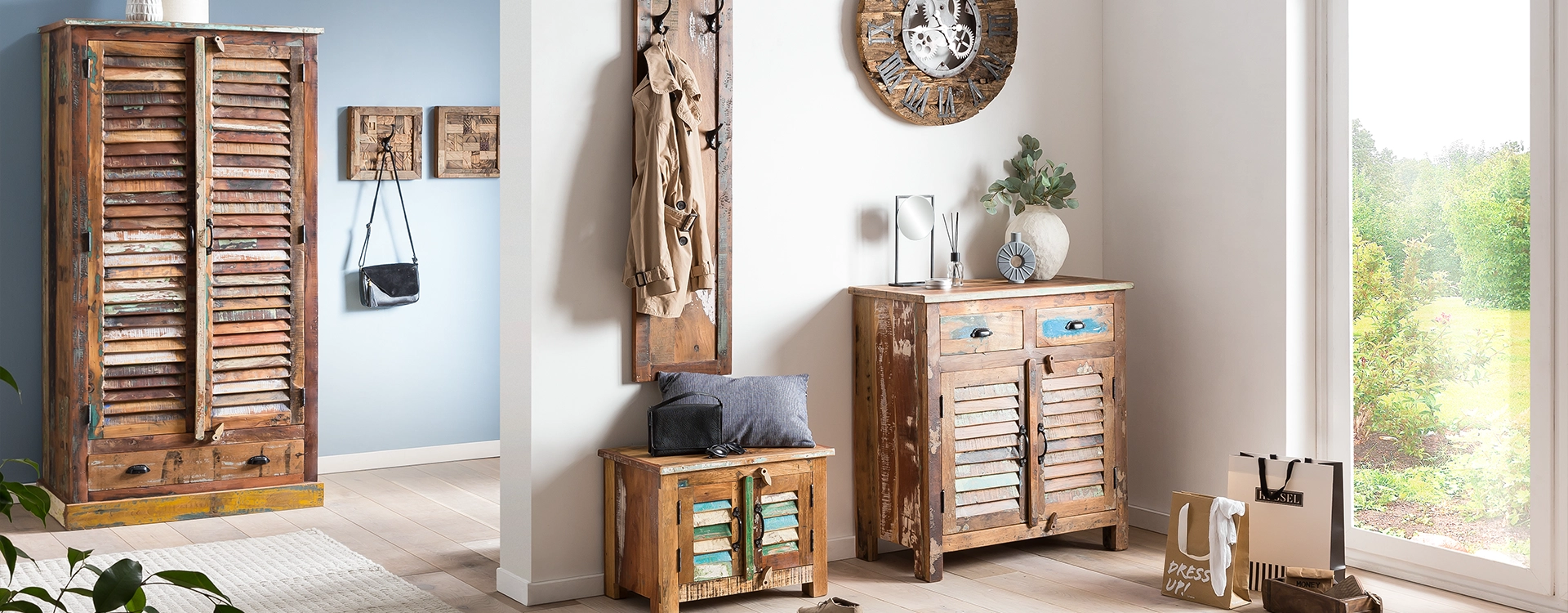 Moderner Wakefield Kleiderschrank mit Schiebetüren in Eichenoptik, minimalistisches Ambiente, natürliche Holztextur