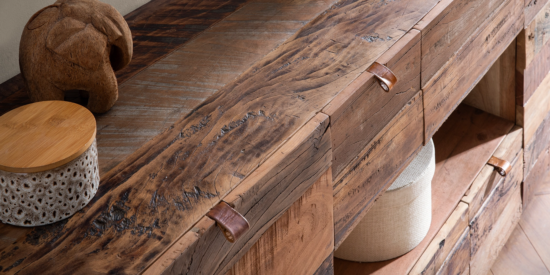 Detailaufnahme Oldwood Altholz‑Struktur: warme, gealterte Maserung, Risse und Astlöcher, rustikales braunes Holz.