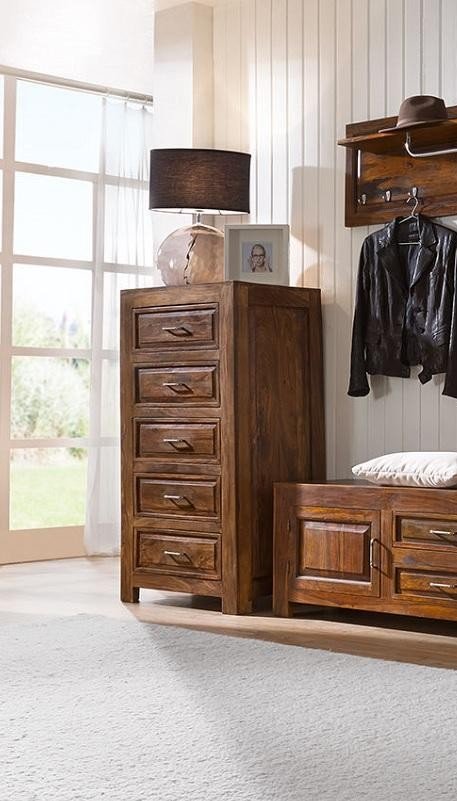 Hohe Holzkommode im Flur als Garderobenlösung mit schlanken Schubladen, warme Holzoberfläche, minimalistisches, modernes Design