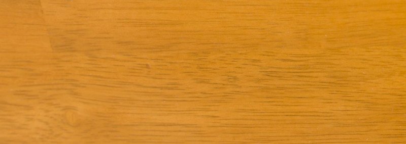 Nahaufnahme eines geflochtenen Holzgeflechts aus Rubberwood in warmen Naturtönen, strukturierte Oberfläche für Möbel