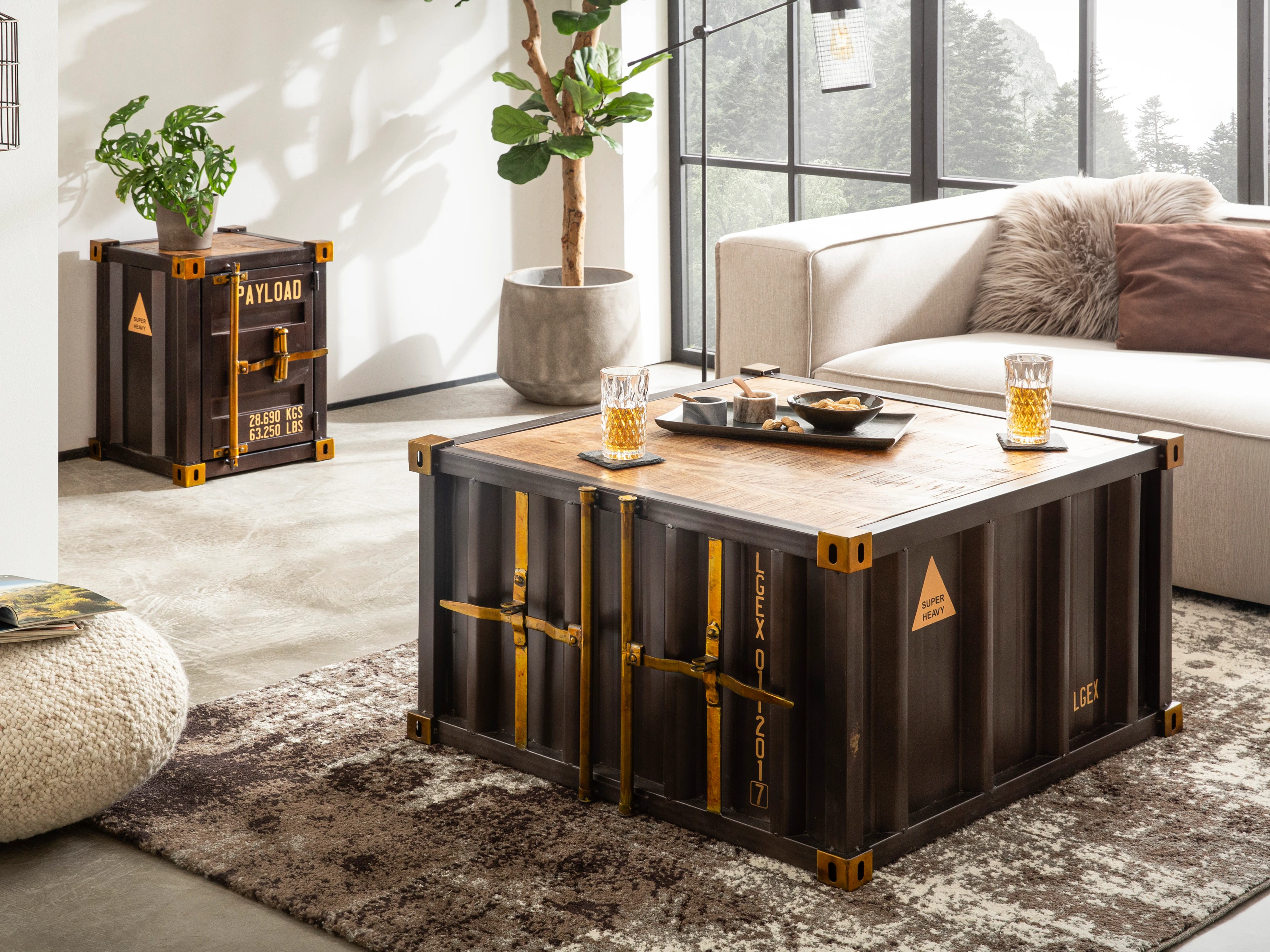 Cargon-Holzmöbel im Ambiente, massives Eichenholz mit dunklen Metallakzenten, warmes Industrial-Design, sichtbare Holzmaserung.