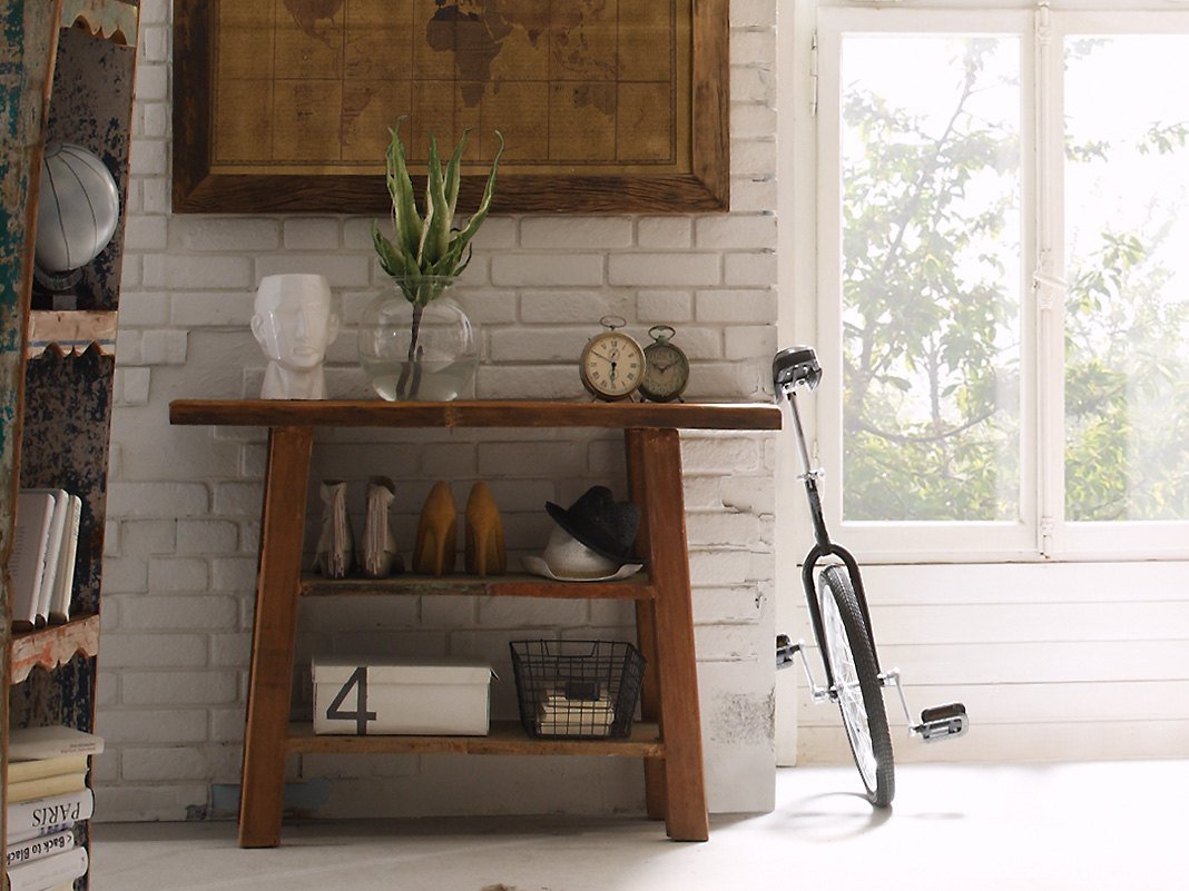 Schmale Tischkonsole aus Holz mit sichtbarer Maserung, dekorativ im modernen Wohnzimmer-Ambiente präsentiert