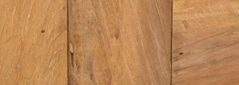 Nahaufnahme von Teakholz-Geflecht in warmen Naturtönen, dekoratives Flechtmuster für Garten- oder Lounge-Möbel