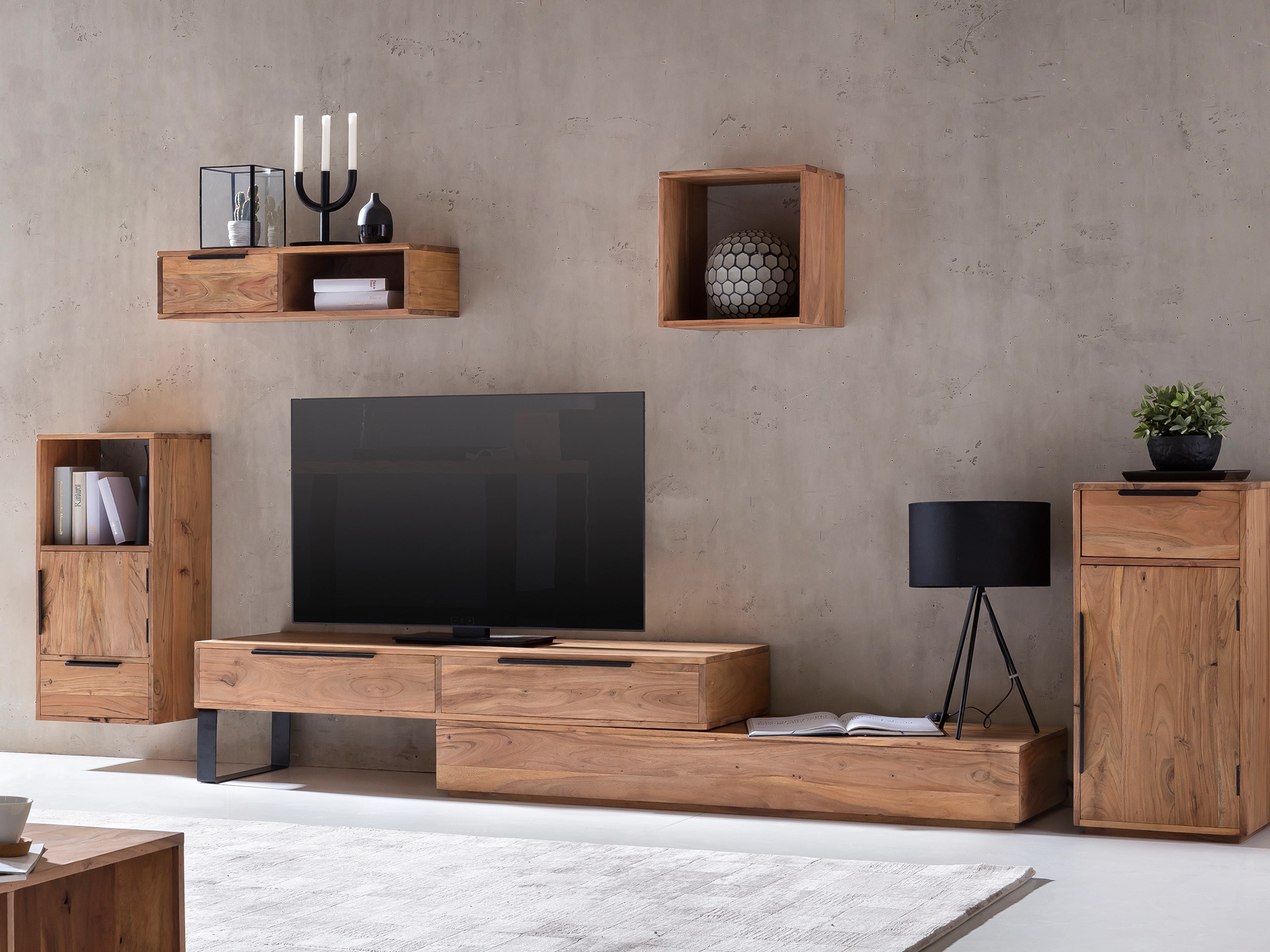 Auckland Holzmöbel im modernen Ambiente, warme Eichenoptik, minimalistisches Design mit stimmungsvoller Wohnraum-Inszenierung