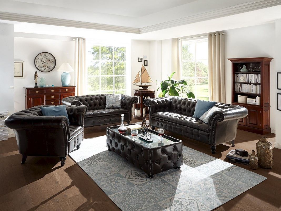 Moderne Ledergarnitur (3‑2‑1) in dunklem Braun im hellen Wohnzimmer, elegante Polster mit breiten Armlehnen