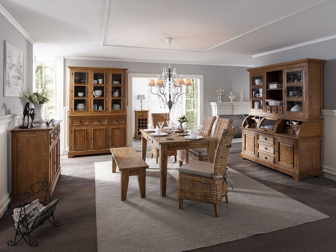 Küchenanrichte mit Aufsatz aus Holz, Regalfächer und Schubladen, naturfarbene Oberfläche, dekorativ in Landhausstil