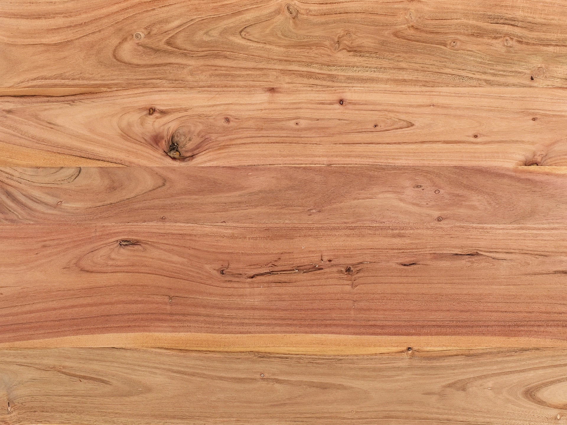 Nahaufnahme von Akazie-Holz: warme braune Maserung, natürliche Struktur und organische Farbtöne