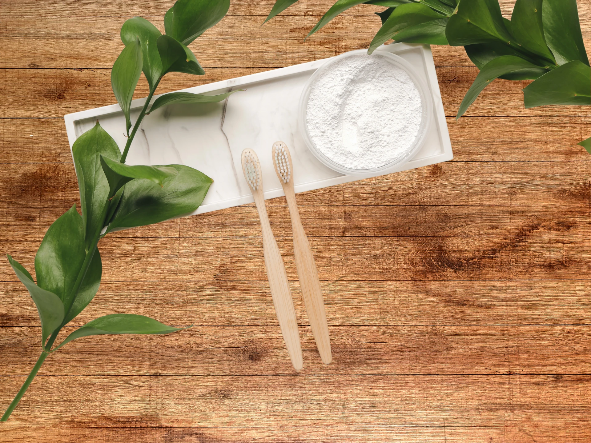 Zahnpastatube mit weiß‑blau‑grünem Design auf neutralem weißem Hintergrund, moderne Produktverpackung für Zahnpflege