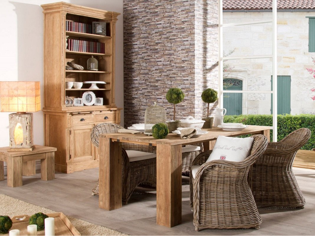 Grauer Geflechtsessel mit geflochtener Rücken- und Sitzfläche, modernes, gemütliches Wohnambiente in neutralen Tönen