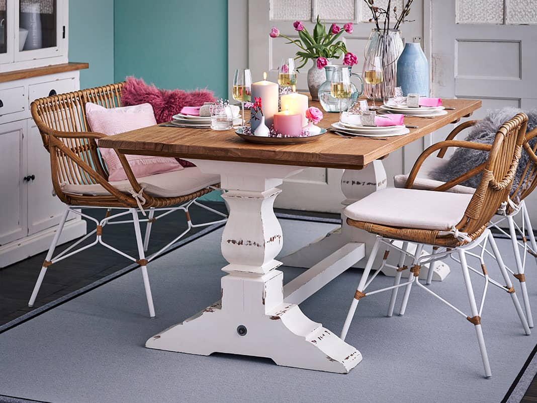 Rustikaler Klostertisch im Shabby-Chic: heller, leicht abgenutzter Holztisch mit Vintage-Charme in gemütlichem Esszimmer