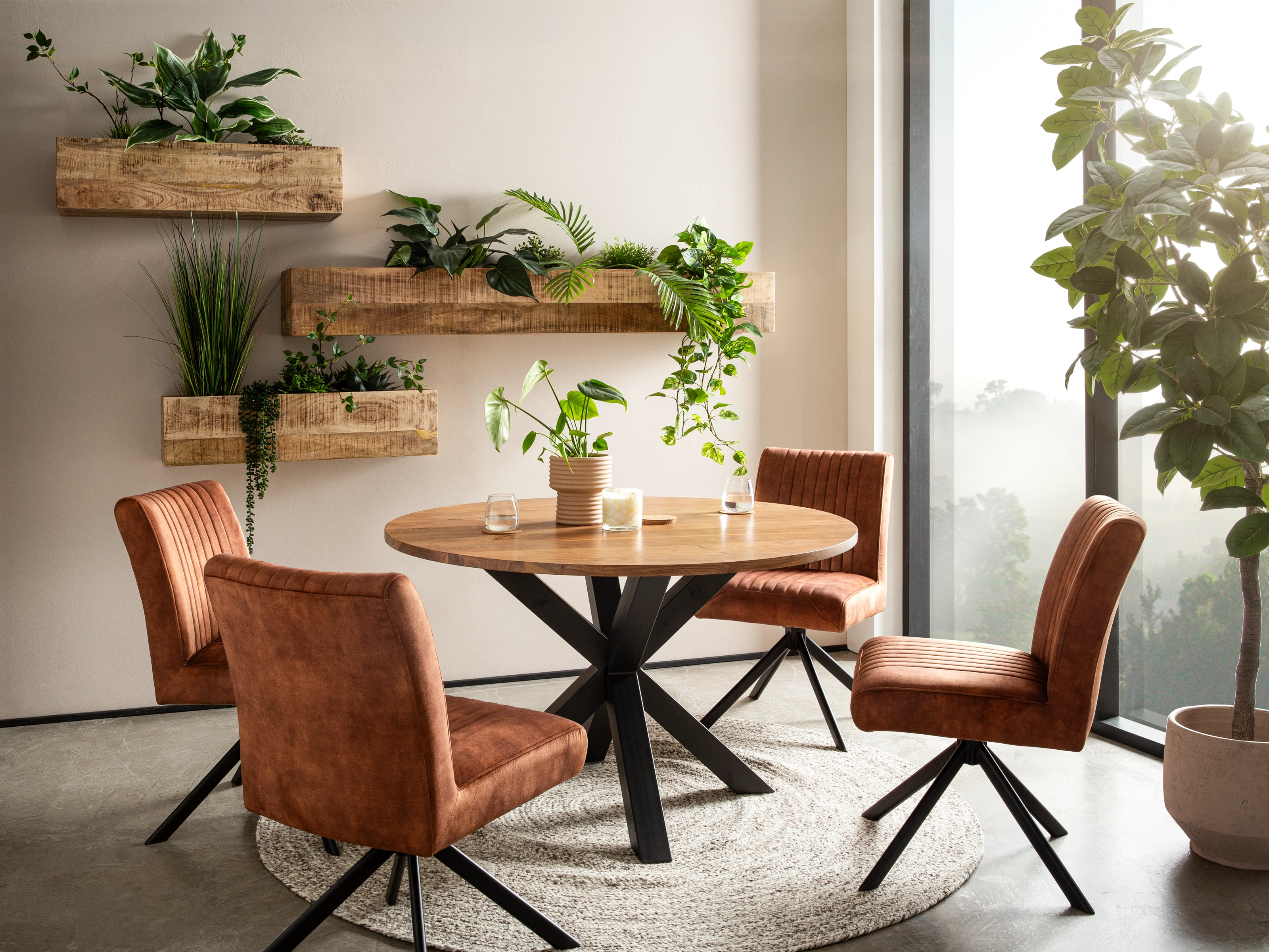 Ambienteaufnahme des Möbelmodells Cruzar in modernem Wohnraum, minimalistisches Holz-/Metall-Design, helle, gemütliche Einrichtung