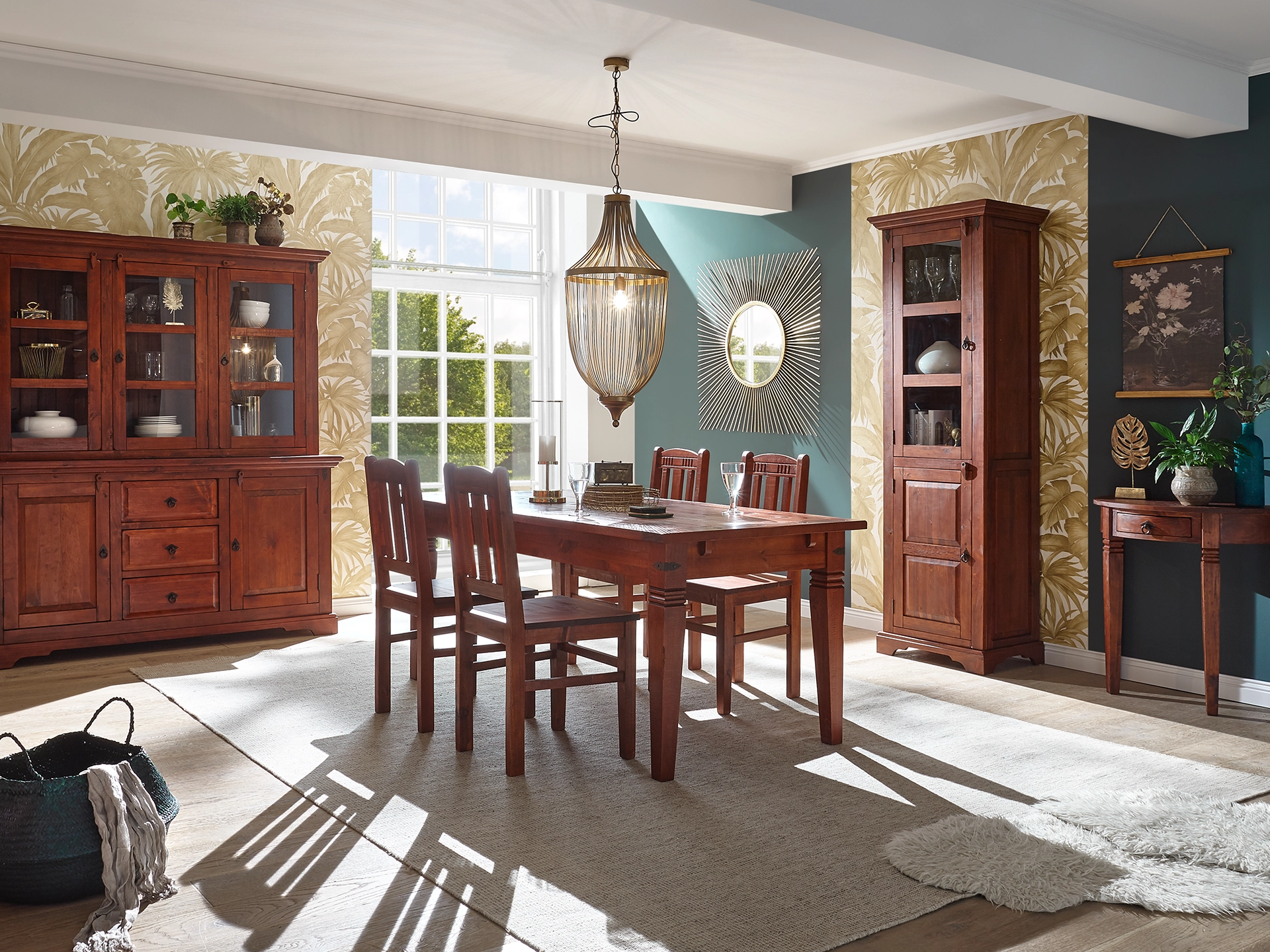 Ambienteaufnahme des Möbelstücks Catana aus Holz in modernem Wohnraum mit warmem Holzfinish, minimalistischem Stil