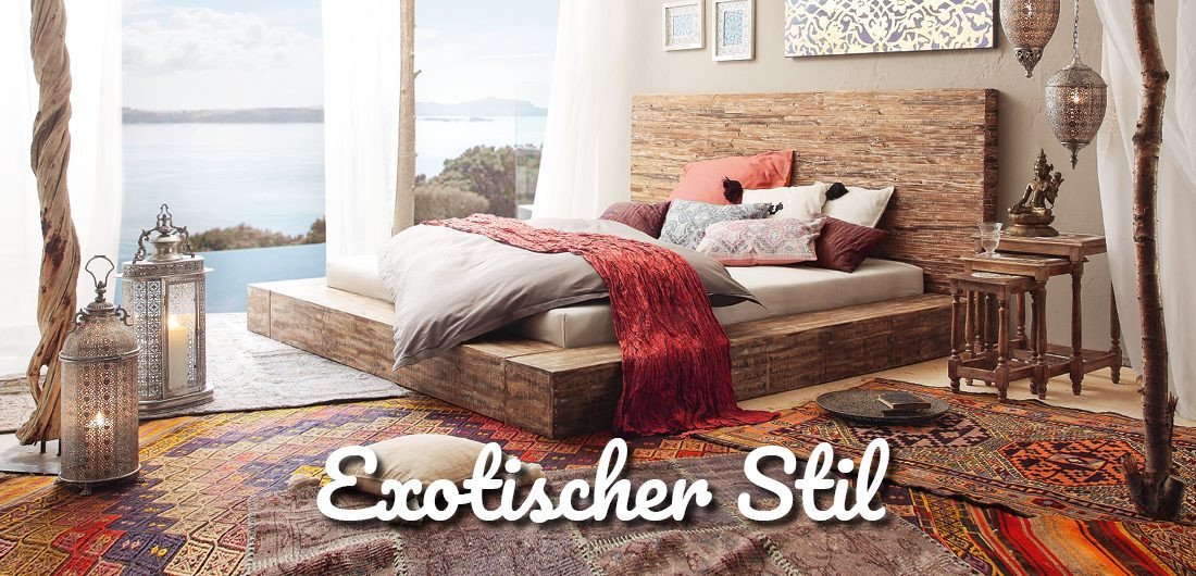 Exotisches Wohnambiente mit Holz- und Rattanmöbeln, tropischen Pflanzen, warmen Naturtönen und gemütlicher Lounge-Atmosphäre