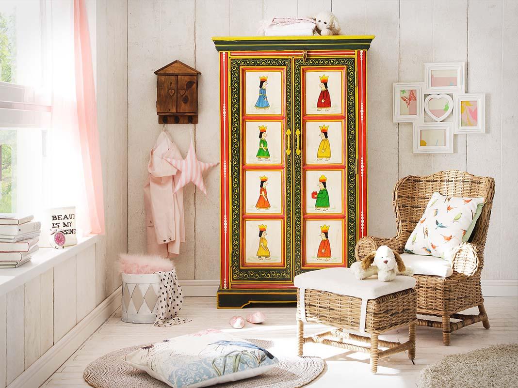 Bauernschrank aus Holz im Kinderzimmer, Landhausstil mit offenen Fächern, Spielzeug und helles, gemütliches Ambiente