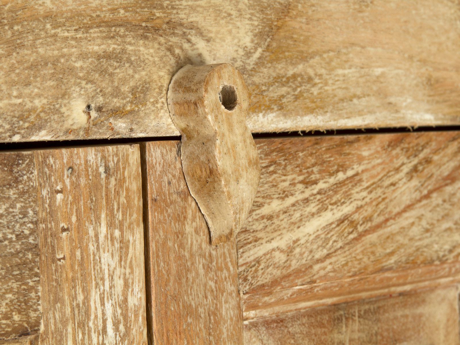 Detailansicht „Schrank Patina“: Nahaufnahme lackierter Mango-Holz-Türscharniere mit natürlicher Patina-Oberfläche