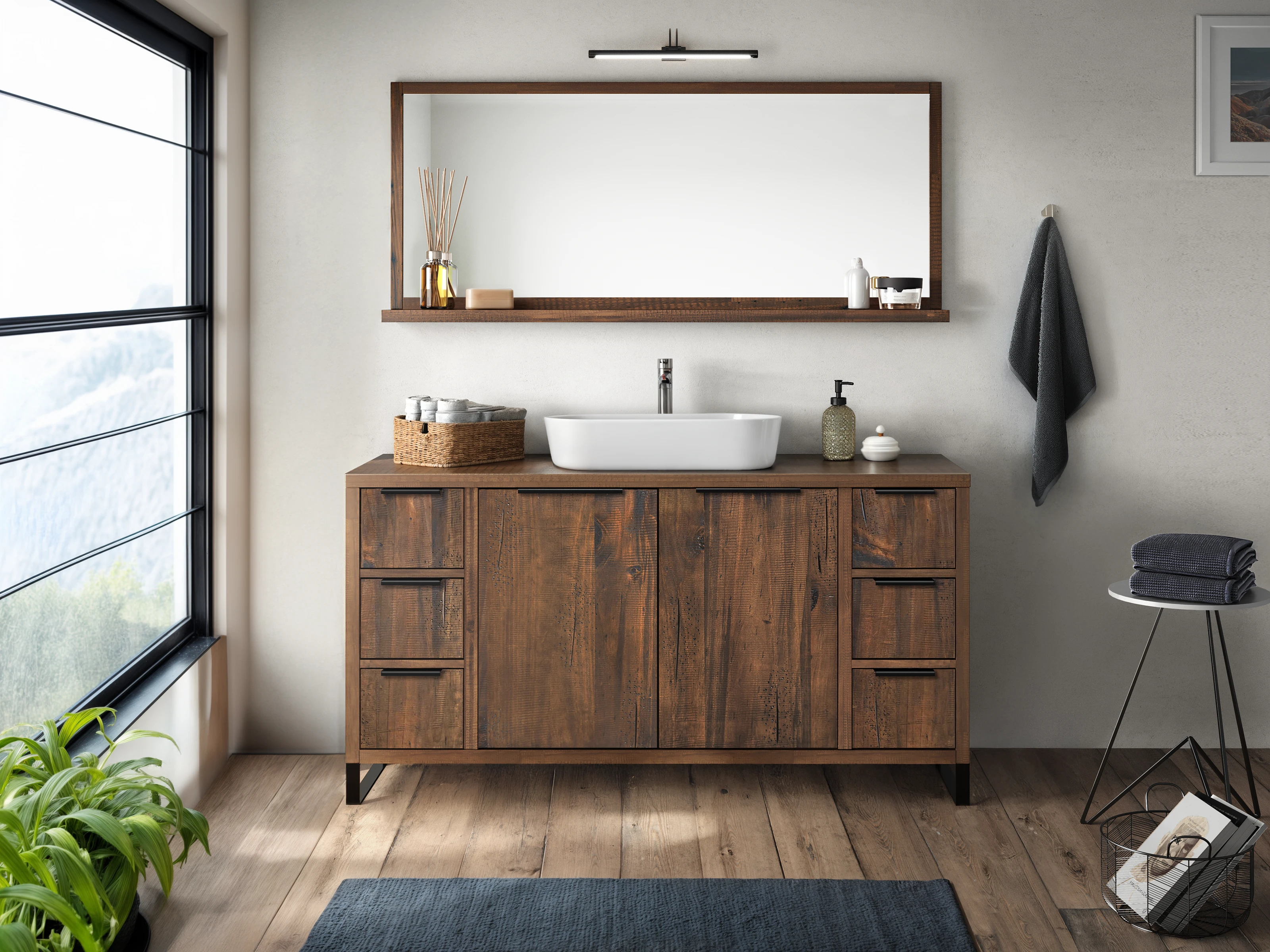 Badset 2tlg. Sydney Pinie dunkel – im Wohnbeispiel-Frontansicht lackiertem Pinienholz-Badmöbel mit Aufsatzbecken, Spiegel & Stauraum.