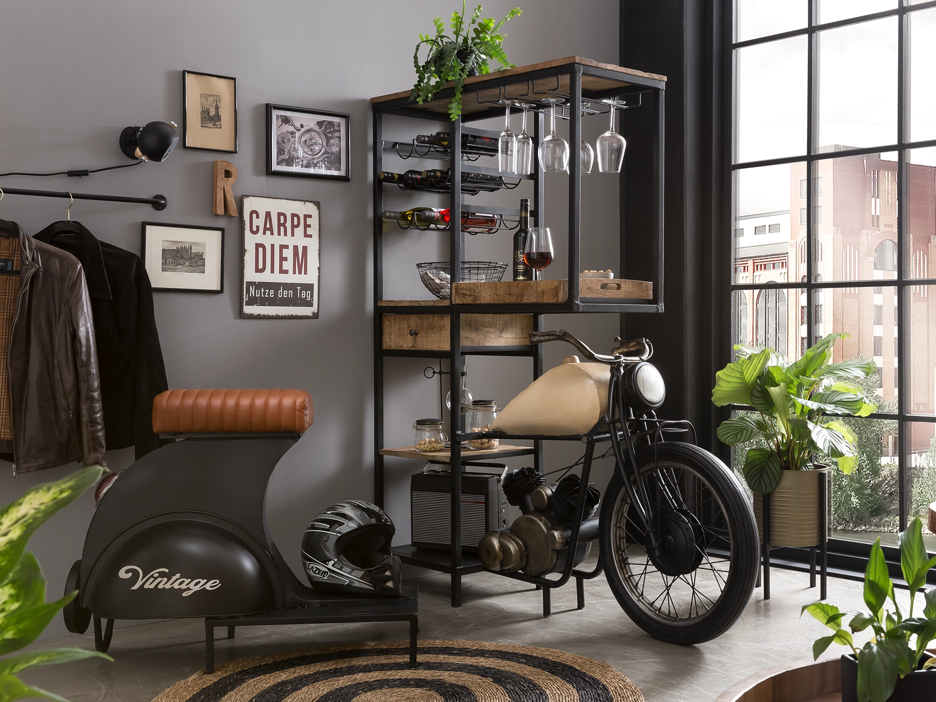 Scooter Holzregal im Ambiente: modernes, naturfarbenes Wandregal aus Massivholz mit Fächern, dekorativ mit Büchern und Pflanzen.