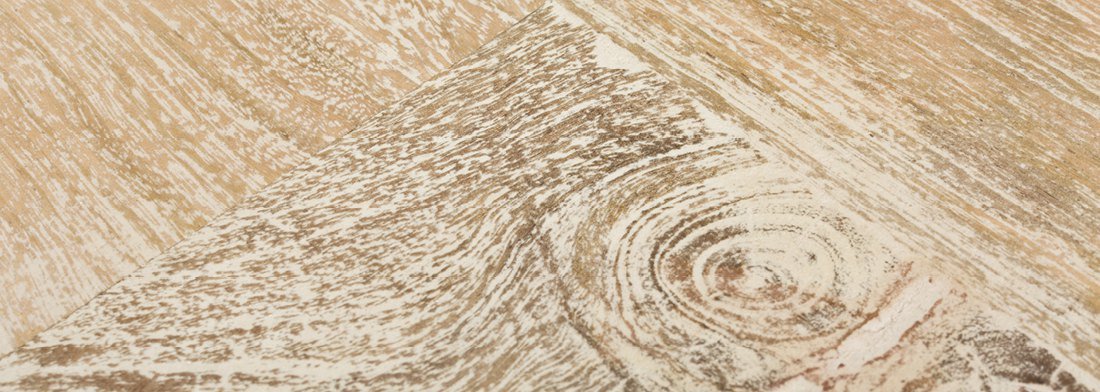 Nahaufnahme von Holzoberfläche mit Patina: verwitterte Maserung, graubraune Vintage-Töne, rustikales Finish