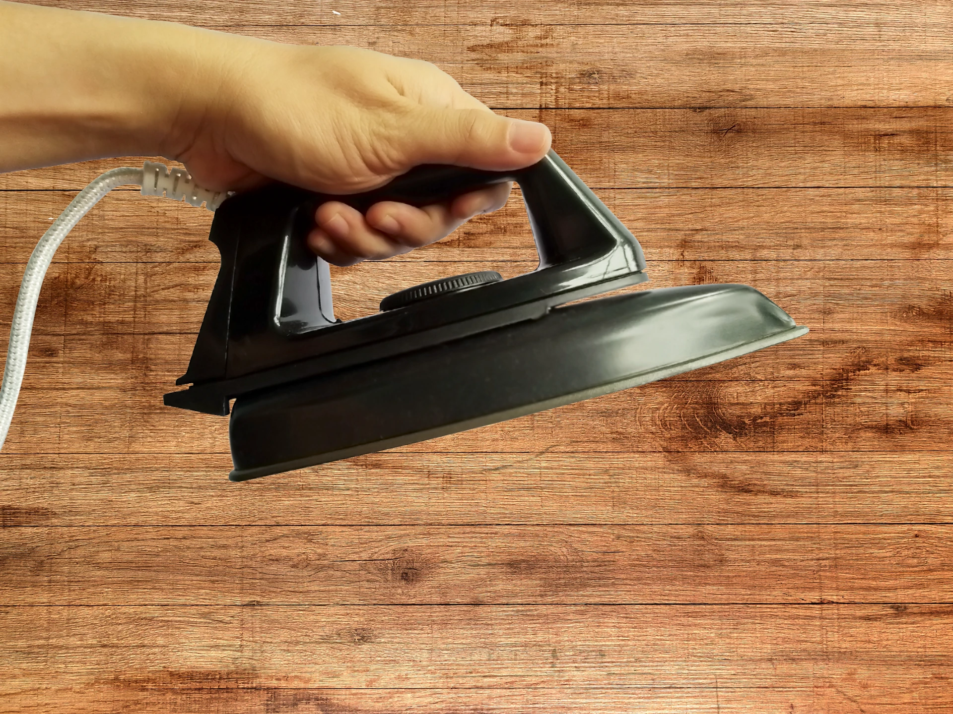 Bügeleisen auf Bügelbrett vor neutralem Hintergrund – typisches Haushaltsmotiv zum Bügeln, funktionales Zubehör