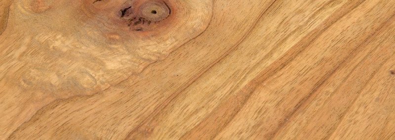 Holzgeflechtmuster aus Mindi‑Holz, Nahaufnahme mehrerer gewebter Strukturen in warmen Naturtönen für Möbel und Dekor