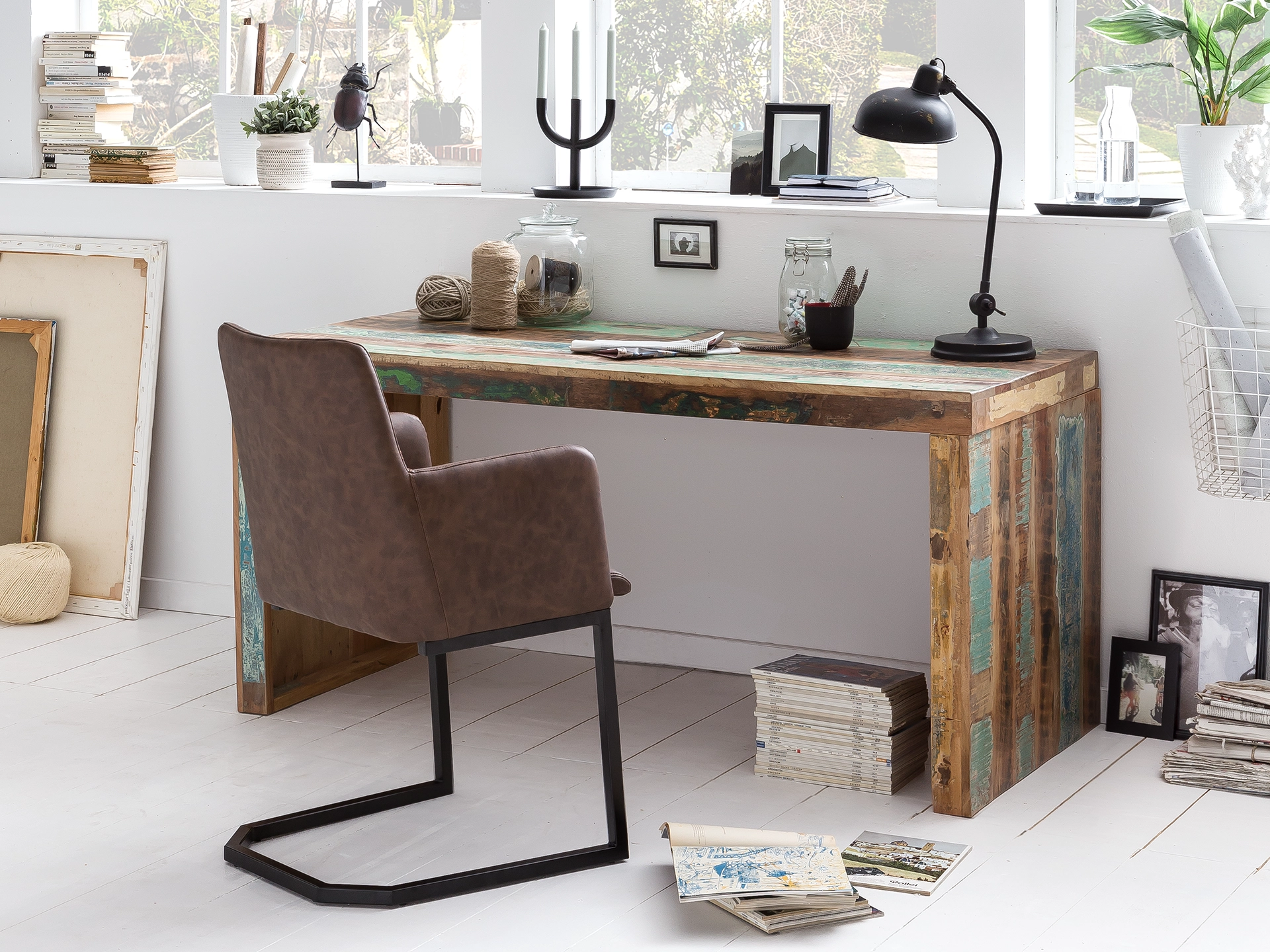 Hankey Holzstuhl im Ambiente, skandinavischer Stil mit hellem Holz und Textilien – warmes Wohnzimmer für moderne Einrichtung