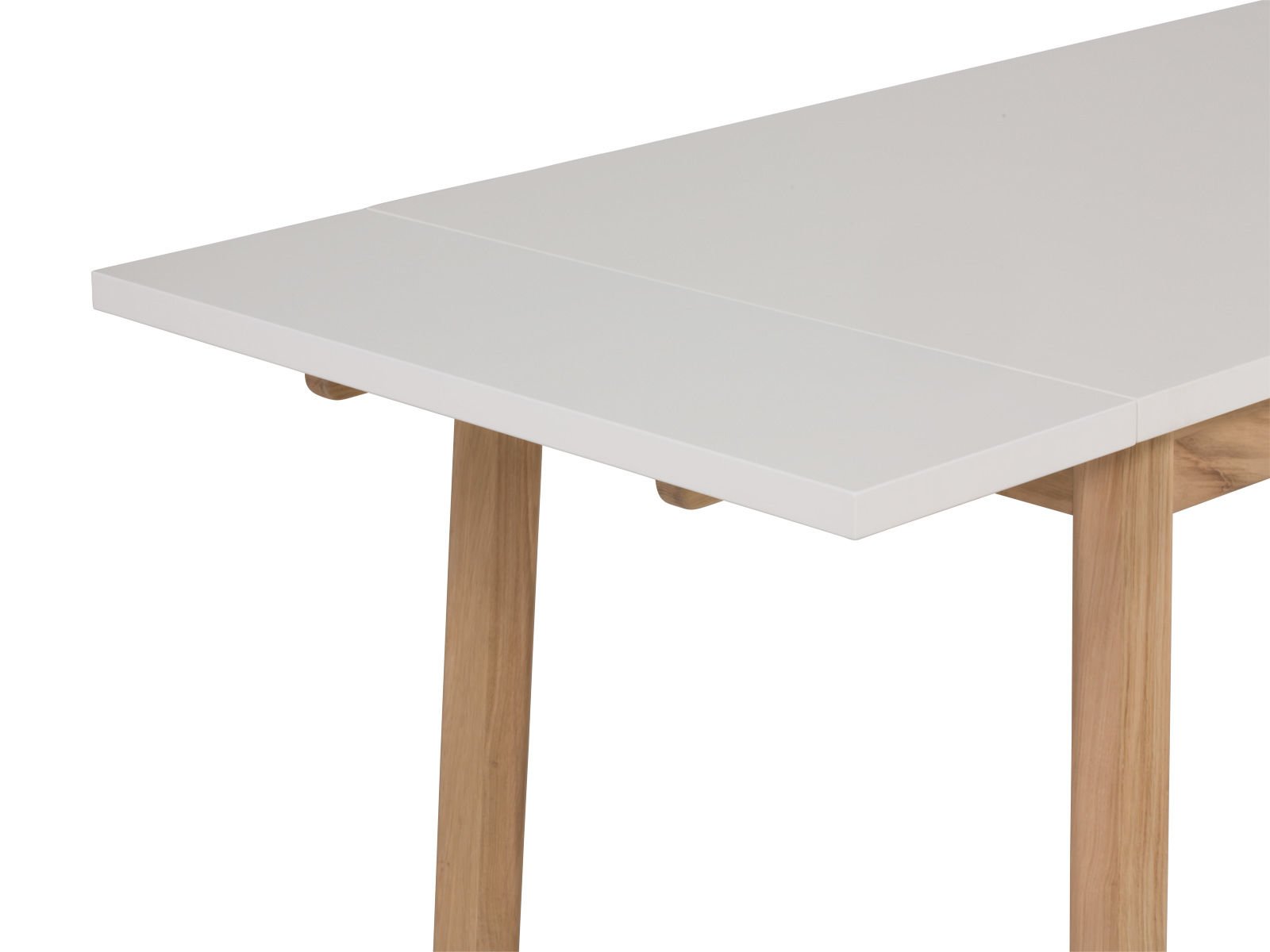 Kulissentisch aus massivem Eichenholz in hellem Wohnambiente, ausgezogene Tischplatte, schlichte Stühle und warme Holztöne