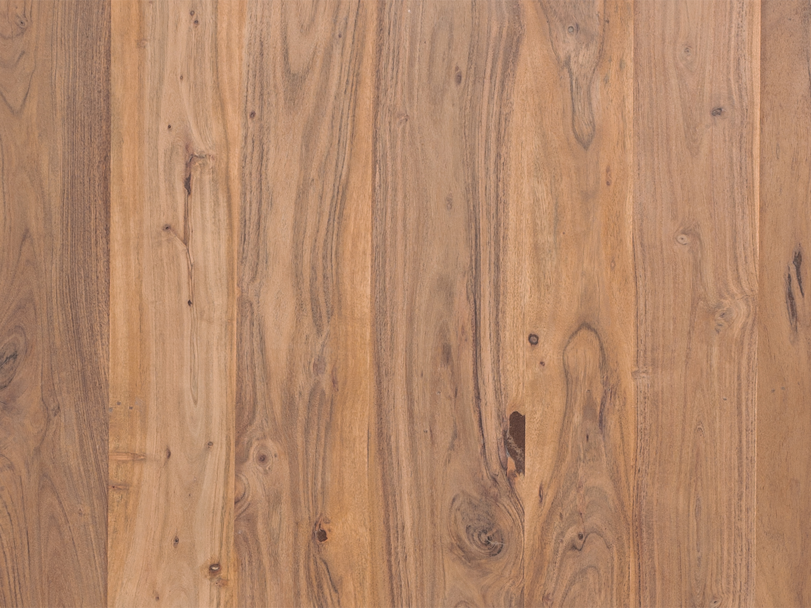 Detailbild der lackierten Akazienholz-Oberfläche des Bücherregals Osbon (100×190×40 cm) in warmbraun.