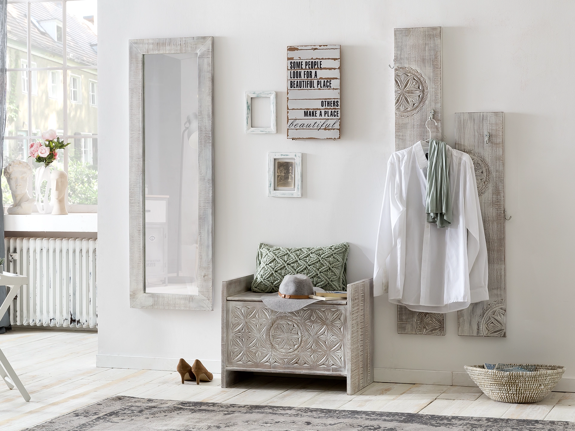 Mackay Ambienteaufnahme eines modernen Holz-Sitzmöbels in skandinavischem Stil, warmes Eichenholz, helles Interieur, gemütliche Atmosphäre