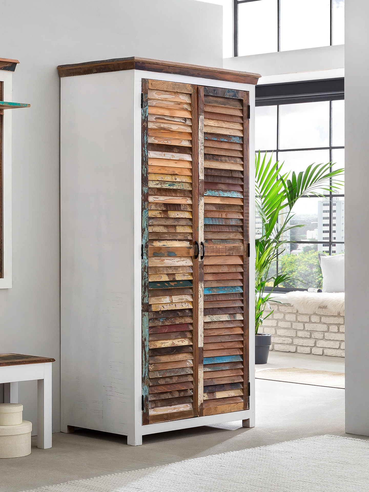 Perth hoch: hohes Sideboard in hellem Eichenholz, moderne Skandi-Optik im Wohnambiente mit offenen und geschlossenen Fächern