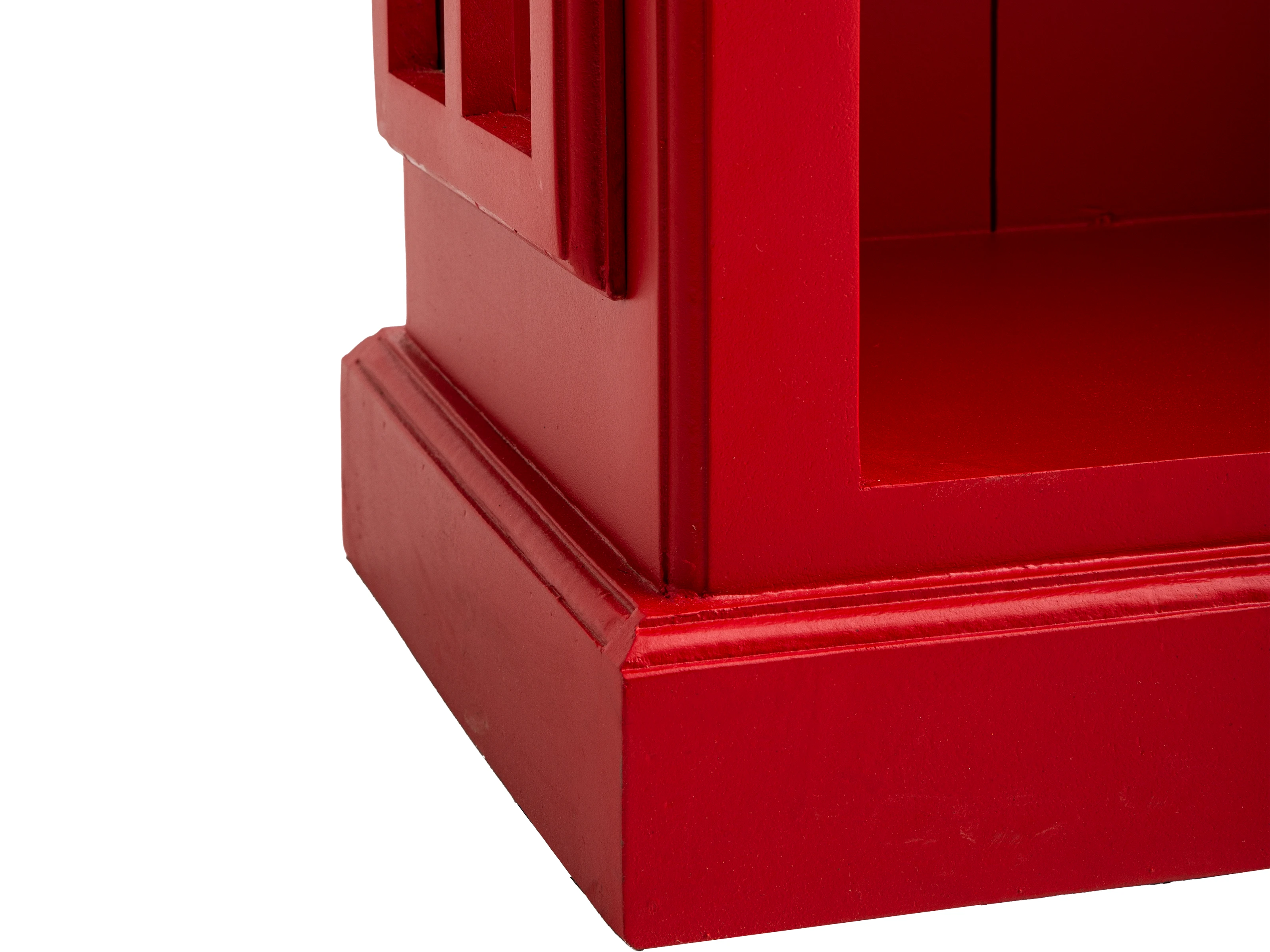 Detailansicht (45°) des roten lackierten Bücherregal Telefonzelle aus Holz – untere Ecke im Freisteller