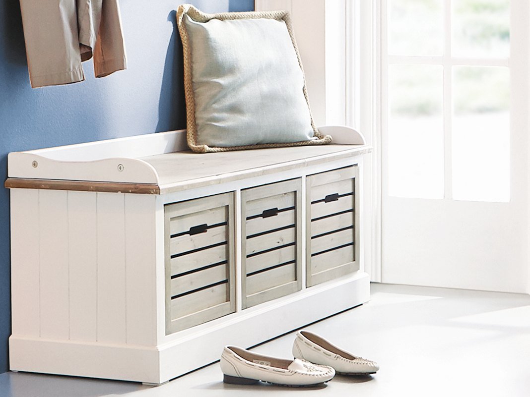 Schuhbank im Landhausstil, weißes Holz, gepolsterte Sitzfläche und offene Schuhablage, gemütliches Flurambiente