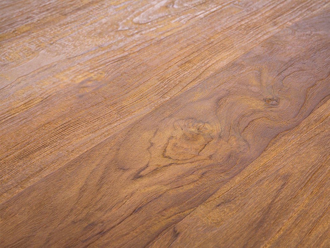 Nahaufnahme einer warmen Holzoberfläche mit ausgeprägter Maserung und feiner Struktur – Ratgeberbild zu Holzmöbel-Oberflächen