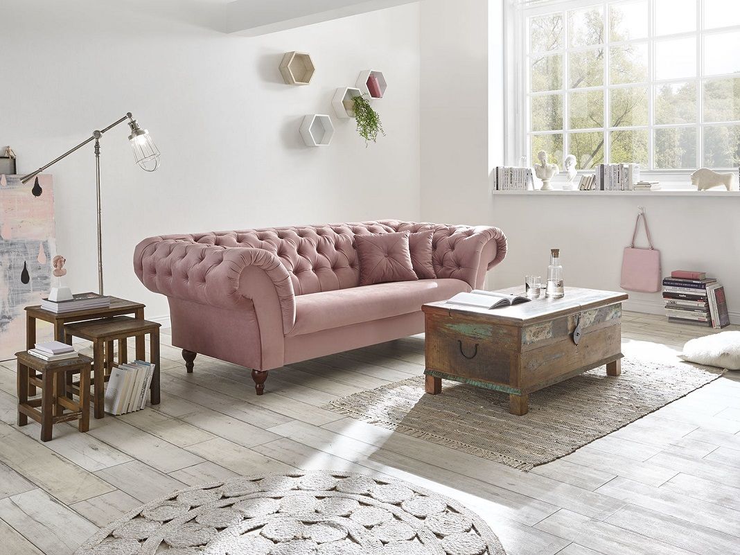 Satztische: Moderner Satz zweier runder Holztische im Wohnzimmer, skandinavischer Stil mit hellem Holz, Pflanze und Sofa im Hintergrund