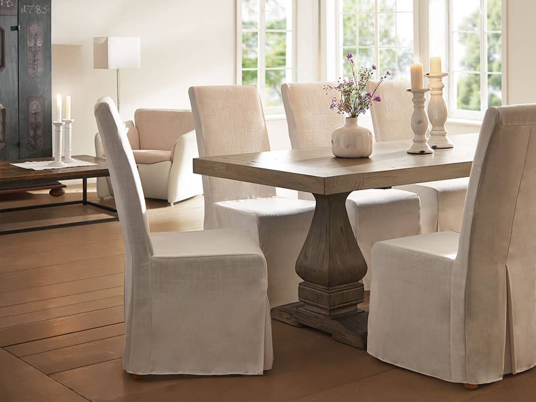 Skandinavischer Klostertisch aus hellem Massivholz, klare Linien, minimalistisches Esszimmer-Ambiente mit neutralen Tönen und natürlicher Ausstrahlung