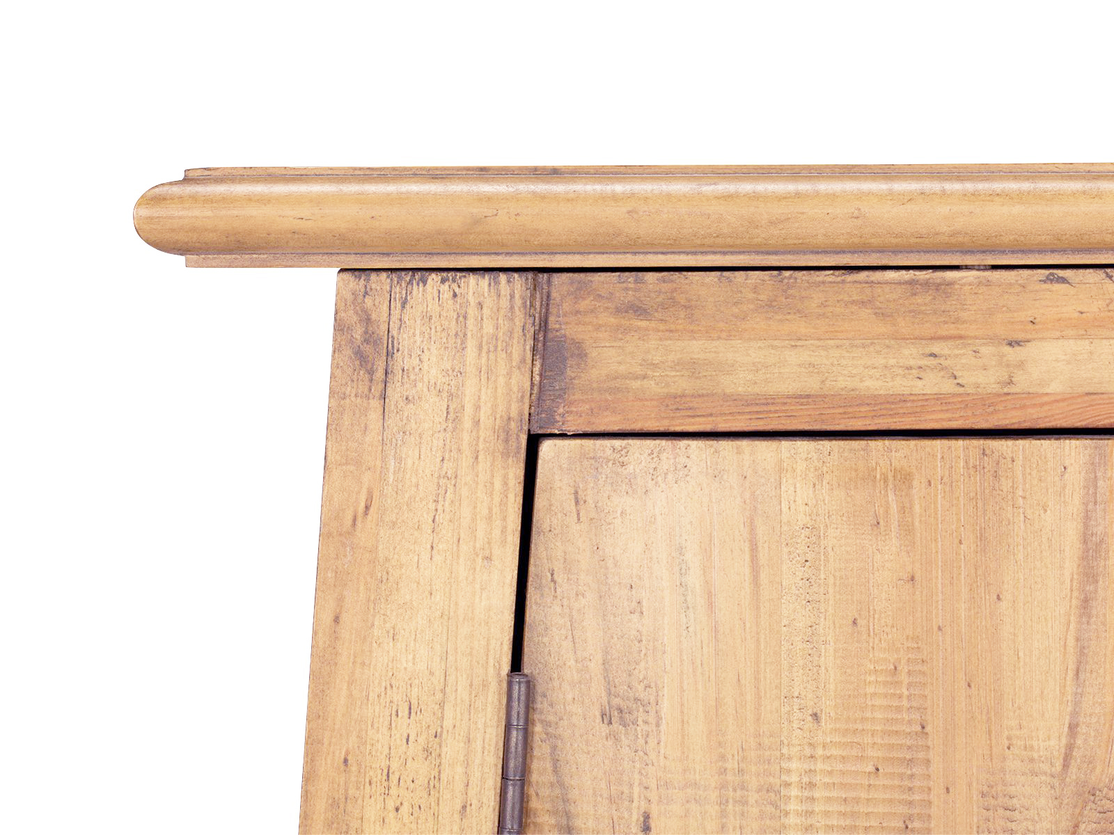 Detailansicht lackiertes recyceltes Pinienholz und linkes Türscharnier des Hängeschranks Rangun (Freisteller)