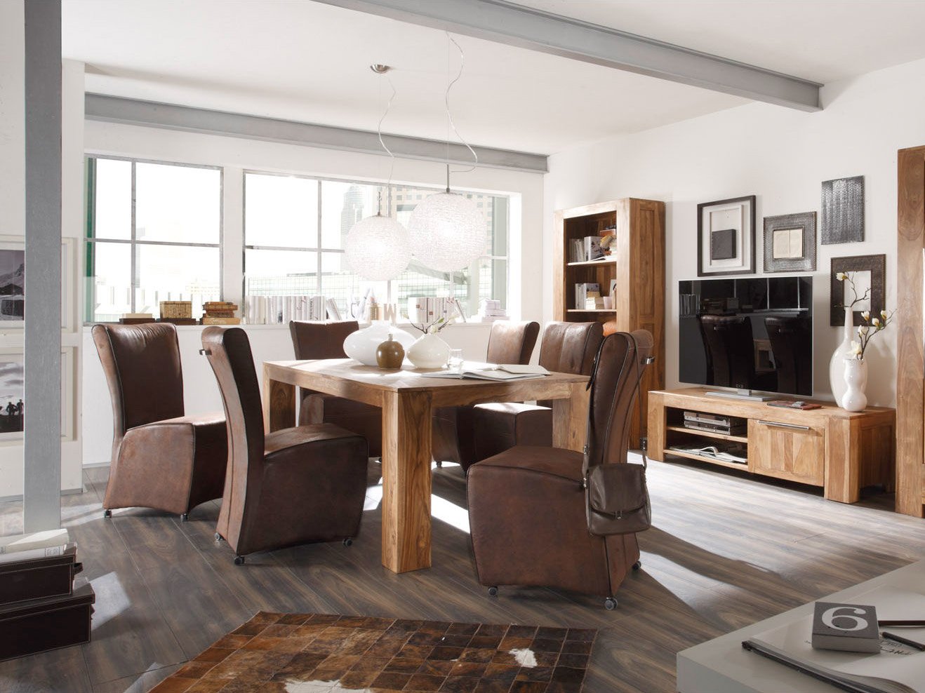 Moderner Massivholztisch mit sichtbarer Holzmaserung, klaren Linien und warmer Holzfarbe, Produktfoto