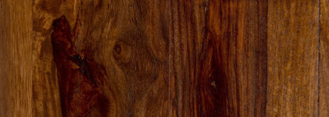 Nahaufnahme von Palisanderholz-Geflecht: warme, kontrastreiche Maserung und feines Flechtmuster auf Holzoberfläche