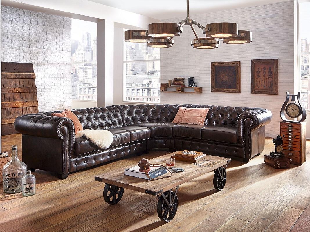 Moderne Polsterecke (Eckcouch) mit Lederbezug in wohnlichem Ambiente, großzügiges Ledersofa als stilvolles Wohnzimmermöbel