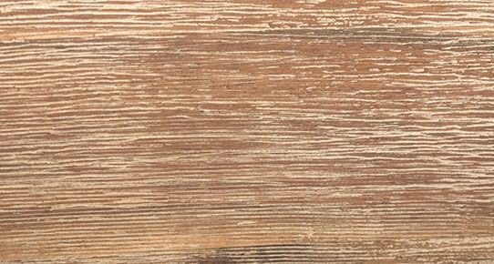 Gebürstete Holzoberflächen-Übersicht mit mehreren Holzproben, variierenden Farbtönen und sichtbarer Maserung