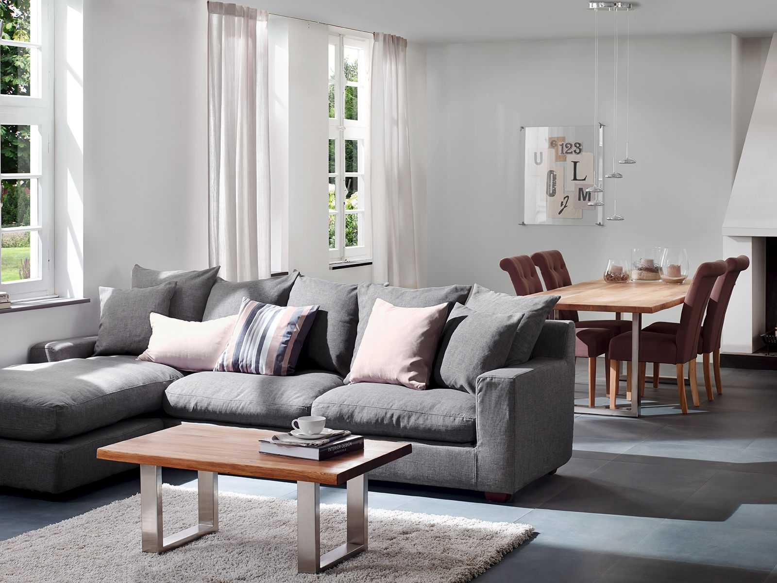 Kufentisch als Couchtisch, massive Holzplatte auf schwarzem Kufengestell, warmes Holzfinish, modernes Wohnzimmer-Ambiente.